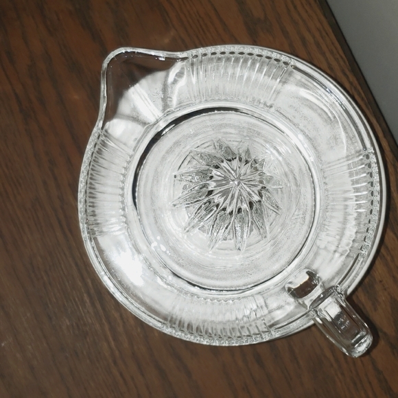 🍊Vintage Ribbed Heavy Glass Citrus Hand Juicer🍊 - Picture 2 of 3